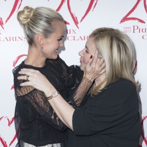 Exclusif - Laeticia Hallyday ("Femme de Coeur 2017" par Clarins pour son engagement humanitaire) et Hélène Darroze - Le Prix Clarins pour l'enfance fête ses 20 ans et récompense sa nouvelle femme de coeur pour son association La Bonne Étoile à l'hôtel Salomon de Rothschild à Paris, le 14 mars 2017. © Borde-Jacovides/Bestimage