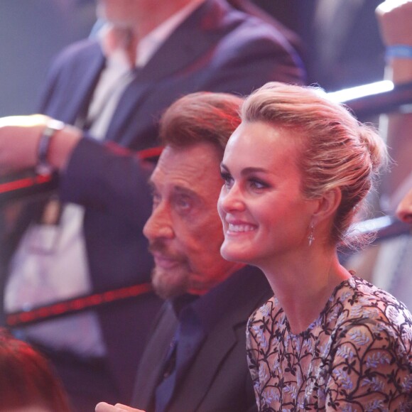 Johnny Hallyday (Victoire Album de chansons "De l'amour") et sa femme Laeticia - Cérémonie des 31ème Victoires de la Musique au Zénith de Paris. Le 12 février 2016.
