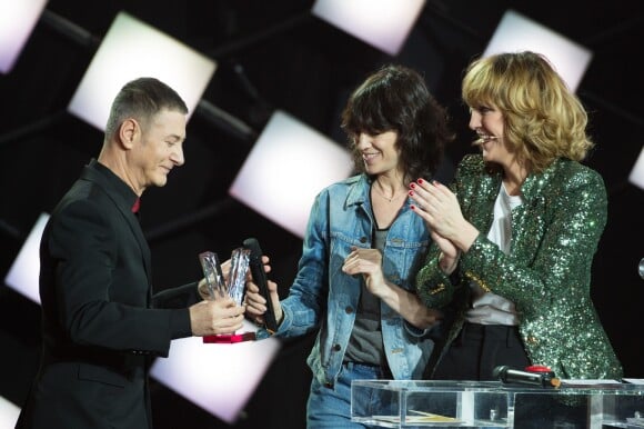 Étienne Daho (Prix d'honneur pour l'ensemble de sa carrière), Charlotte Gainsbourg (Prix artiste féminine) et Daphné Bürki, la maîtresse de cérémonie - 33ème Cérémonie des Victoires de la Musique à la Seine musicale de Boulogne-Billancourt, France, le 9 février 2018. © Coadic Guirec/Bestimage