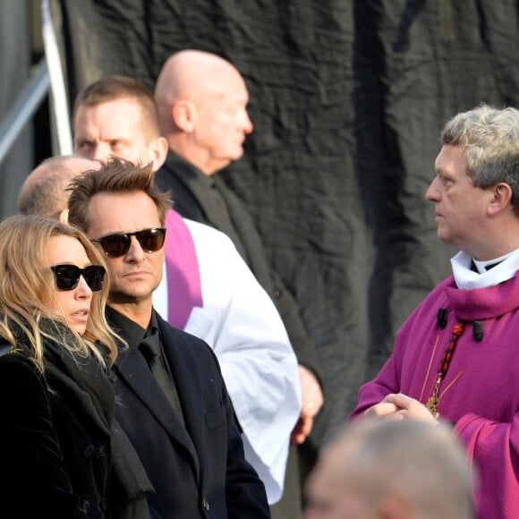 Sylvie Vartan, Laura Smet, David Hallyday, Mgr Benoist de Sinety, le père Guy Gilbert - Sorties de l'église de la Madeleine après les obsèques de Johnny Hallyday à Paris le 9 décembre 2017. © Veeren / Bestimage