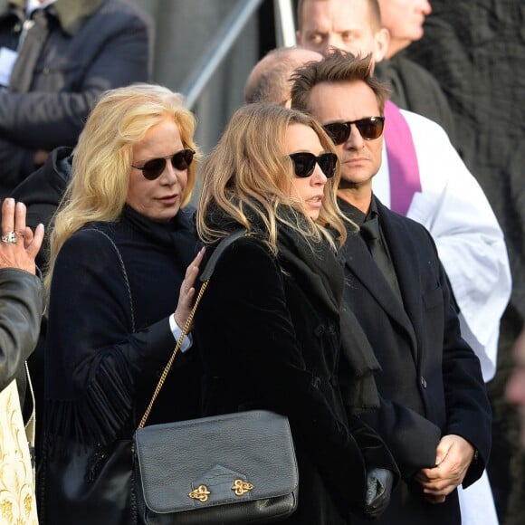 Sylvie Vartan, Laura Smet, David Hallyday - Sorties de l'église de la Madeleine après les obsèques de Johnny Hallyday à Paris le 9 décembre 2017. © Veeren / Bestimage