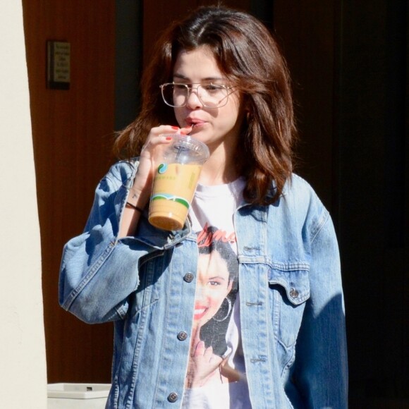 Selena Gomez, portant un t-shirt à son effigie, va s'acheter un café à emporter chez "Greenware" à Los Angeles, le 8 février 2018.