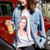 Selena Gomez, portant un t-shirt à son effigie, va s'acheter un café à emporter chez "Greenware" à Los Angeles, le 8 février 2018.