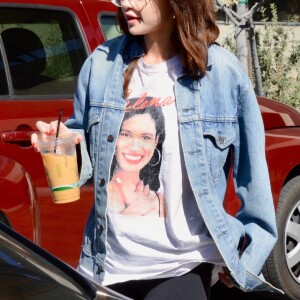 Selena Gomez, portant un t-shirt à son effigie, va s'acheter un café à emporter chez "Greenware" à Los Angeles, le 8 février 2018.