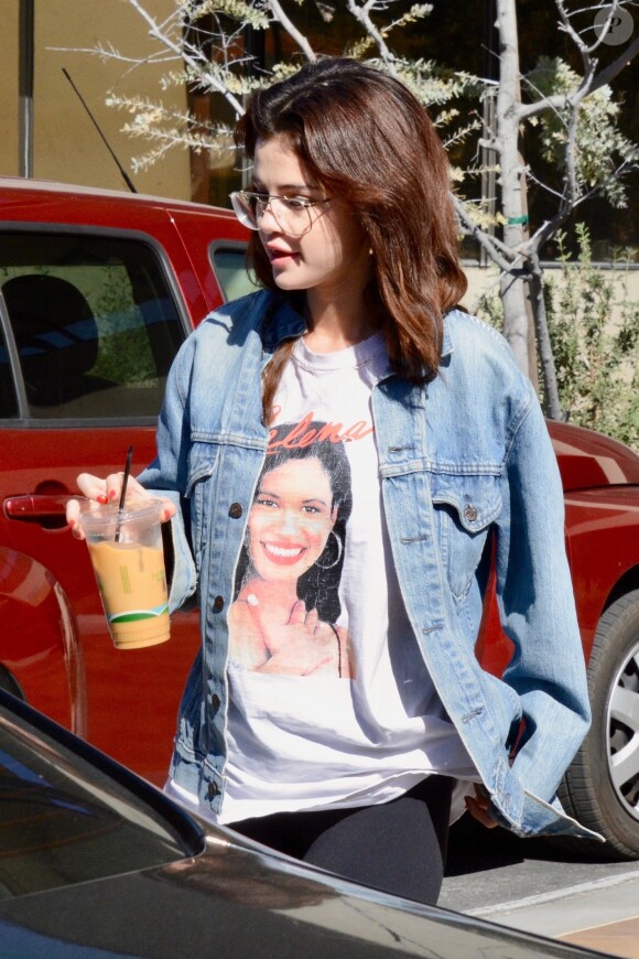 Selena Gomez, portant un t-shirt à son effigie, va s'acheter un café à emporter chez "Greenware" à Los Angeles, le 8 février 2018.