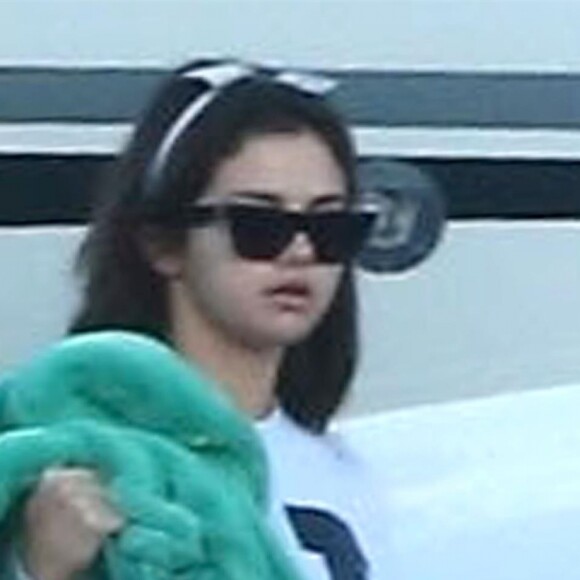 Exclusif - Selena Gomez arrive avec des amis en jet privé à Los Angeles, le 7 février 2018