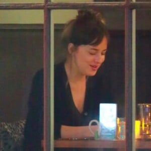 Exclusif - Dakota Johnson dîne avec un ami chez Hugo's Cafe à Canyon Country le 18 janvier 2018.  Dakota Johnson is spotted enjoying a candle lit dinner with a friend at Hugo's Cafe. The actress appeared to be radiating joy and it is no wonder why. The "Fifty Shades Freed'' star has been getting serious with Coldplay singer Chris Martin. The pair were recently spotted on a romantic walk on the beach in Canyon Country January 18th, 2018.18/01/2018 - Canyon Country