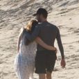 Exclusif - Le chanteur de Coldplay Chris Martin et sa nouvelle compagne Dakota Johnson se promènent très amoureux sur la plage de Malibu le 14 janvier 2018
