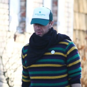 Please hide children's faces prior to the publication - Exclusive - Chris Martin Spotted in the Hamptons after Visiting Stevensons Toy Store, Hamptons, NY, USA on November 25, 2017. Photo by Matt Agudo/INSTARimages/ABACAPRESS.COM27/11/2017 - The Hamptons