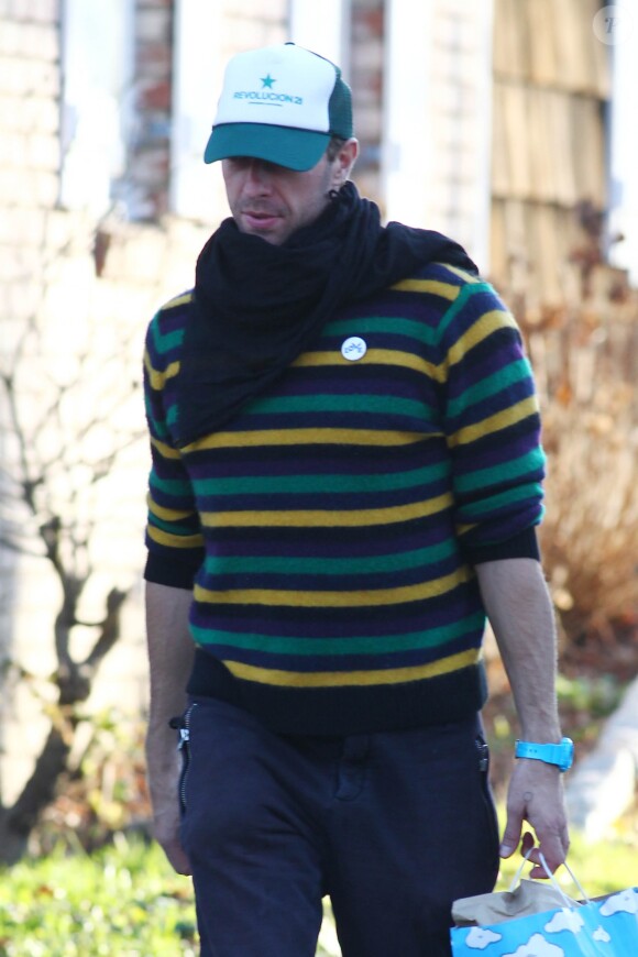 Please hide children's faces prior to the publication - Exclusive - Chris Martin Spotted in the Hamptons after Visiting Stevensons Toy Store, Hamptons, NY, USA on November 25, 2017. Photo by Matt Agudo/INSTARimages/ABACAPRESS.COM27/11/2017 - The Hamptons