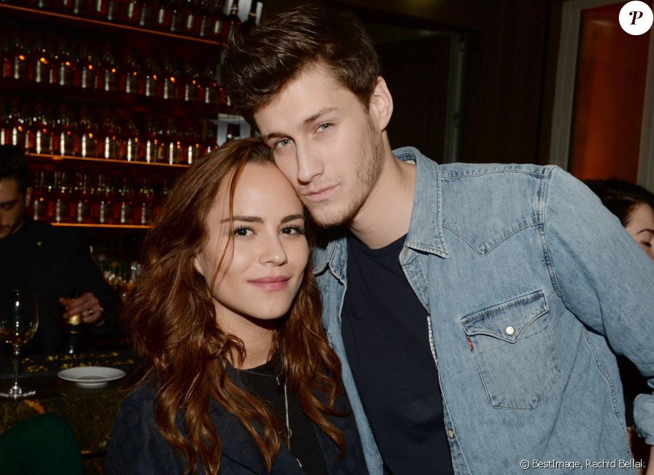 Jean Baptiste Maunier Et Clemence En Couple Jean-Baptiste Maunier, in love, pose avec sa jolie chérie pour la Saint