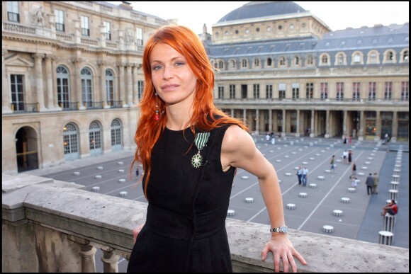 Axelle Red recevant les insignes de Chevalier des arts et des lettres à Paris en 2006