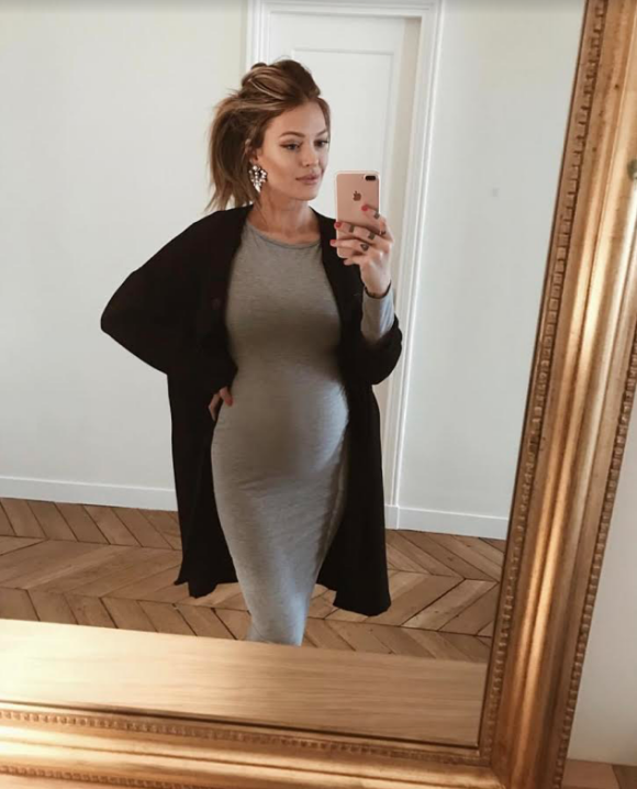 Caroline Receveur affiche son baby bump, le 16 février 2018.