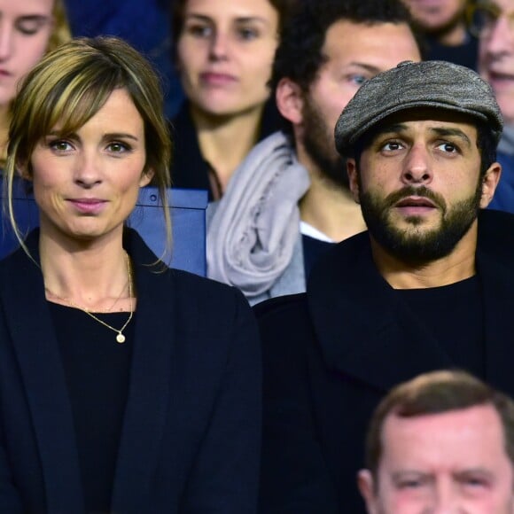 Isabelle Ithurburu et son compagnon Maxim Nucci - People dans les tribunes du Parc des Princes lors du Match PSG contre Nice le 27 octobre 2017. © Giancarlo Gorassini/Bestimage