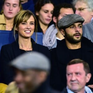 Isabelle Ithurburu et son compagnon Maxim Nucci - People dans les tribunes du Parc des Princes lors du Match PSG contre Nice le 27 octobre 2017. © Giancarlo Gorassini/Bestimage