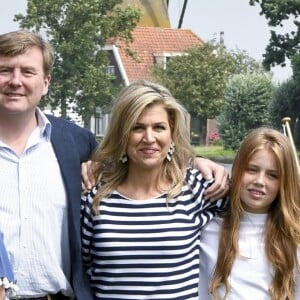 Le roi Willem-Alexander des Pays-Bas en famille avec son épouse la reine Maxima et leurs filles la princesse Catharina-Amalia (pantalon blanc), la princesse Alexia (pantalon noir) et la princesse Ariane (blue jeans) à Warmond le 7 juillet 2017, lors de la traditionnelle séance photo des vacances d'été.