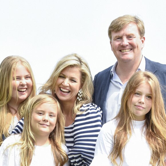 Le roi Willem-Alexander des Pays-Bas en famille avec son épouse la reine Maxima et leurs filles la princesse Catharina-Amalia (pantalon blanc), la princesse Alexia (pantalon noir) et la princesse Ariane (blue jeans) à Warmond le 7 juillet 2017, lors de la traditionnelle séance photo des vacances d'été.