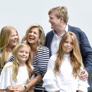 Le roi Willem-Alexander des Pays-Bas en famille avec son épouse la reine Maxima et leurs filles la princesse Catharina-Amalia (pantalon blanc), la princesse Alexia (pantalon noir) et la princesse Ariane (blue jeans) à Warmond le 7 juillet 2017, lors de la traditionnelle séance photo des vacances d'été.