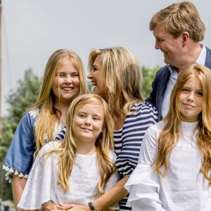 Le roi Willem-Alexander des Pays-Bas en famille avec son épouse la reine Maxima et leurs filles la princesse Catharina-Amalia (pantalon blanc), la princesse Alexia (pantalon noir) et la princesse Ariane (blue jeans) à Warmond le 7 juillet 2017, lors de la traditionnelle séance photo des vacances d'été.