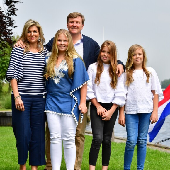 Le roi Willem-Alexander des Pays-Bas en famille avec son épouse la reine Maxima et leurs filles la princesse Catharina-Amalia (pantalon blanc), la princesse Alexia (pantalon noir) et la princesse Ariane (blue jeans) à Warmond le 7 juillet 2017, lors de la traditionnelle séance photo des vacances d'été.