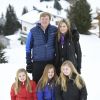 Le roi Willem-Alexander des Pays-Bas, la reine Maxima et leurs filles la princesse Catharina-Amalia (en noir), la princesse Alexia (en bleu) et la princesse Ariane (en rouge) le 27 février 2017 à Lech am Arlberg en Autriche lors de la traditionnelle séance photo des vacances d'hiver.