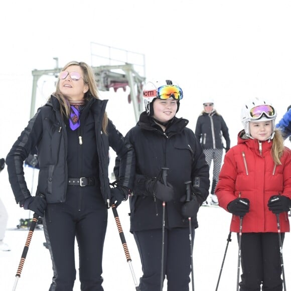 Le roi Willem-Alexander des Pays-Bas, la reine Maxima et leurs filles la princesse Catharina-Amalia (en noir), la princesse Alexia (en bleu) et la princesse Ariane (en rouge) le 27 février 2017 à Lech am Arlberg en Autriche lors de la traditionnelle séance photo des vacances d'hiver.