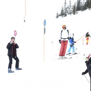 Le roi Willem-Alexander des Pays-Bas, la reine Maxima et leurs filles la princesse Catharina-Amalia (en noir), la princesse Alexia (en bleu) et la princesse Ariane (en rouge) le 27 février 2017 à Lech am Arlberg en Autriche lors de la traditionnelle séance photo des vacances d'hiver.