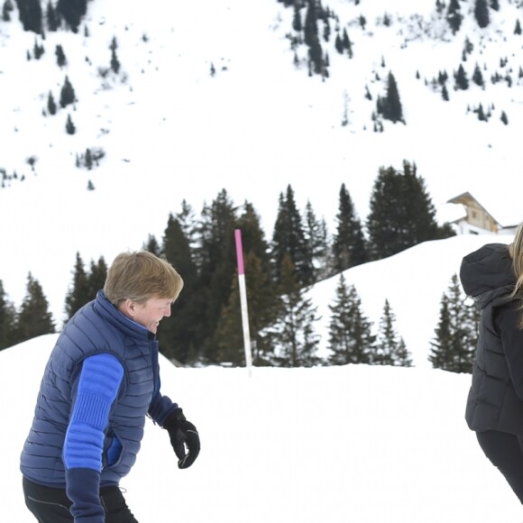 Le roi Willem-Alexander des Pays-Bas, la reine Maxima et leurs filles la princesse Catharina-Amalia (en noir), la princesse Alexia (en bleu) et la princesse Ariane (en rouge) le 27 février 2017 à Lech am Arlberg en Autriche lors de la traditionnelle séance photo des vacances d'hiver.