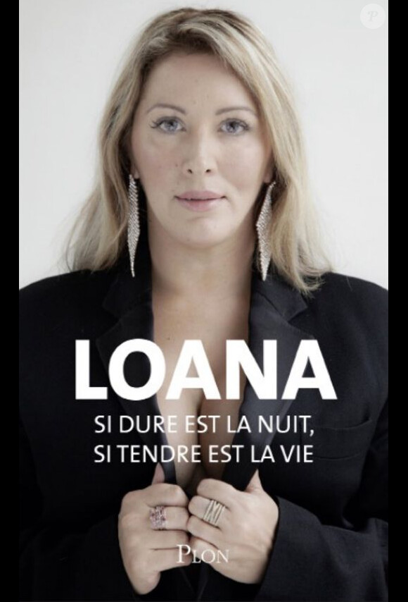 "Si dure est la nuit, si tendre est la vie" est le nouveau livre de Loana à paraître chez Plon au pmois de mars. Elle apparaît particulièrement amincie sur la couverture.