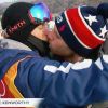 Gus Kenworthy embrasse son amoureux Matthew Wilkas après l'épreuve de ski slopestyle, le 18 février 2018, à Pyeongchang (Corée du Sud).