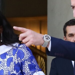 Brigitte Macron raccompagne Clar Weah, la femme du président du Libéria, après un déjeuner de travail au palais de l'Elysée à Paris le 21 février 2018. © Stéphane Lemouton / Bestimage