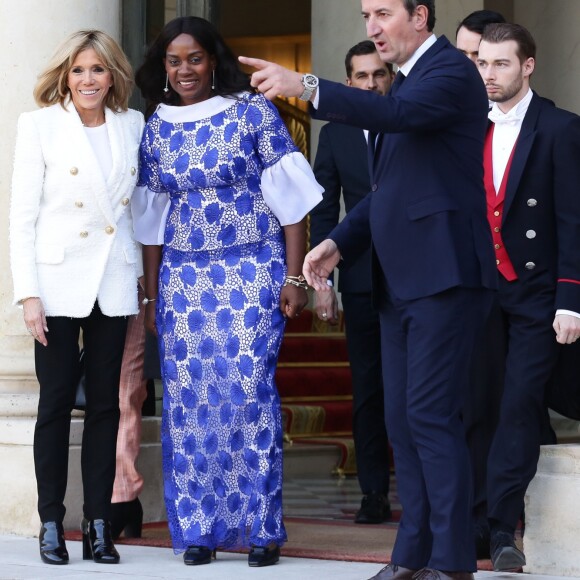 Brigitte Macron raccompagne Clar Weah, la femme du président du Libéria, après un déjeuner de travail au palais de l'Elysée à Paris le 21 février 2018. © Stéphane Lemouton / Bestimage