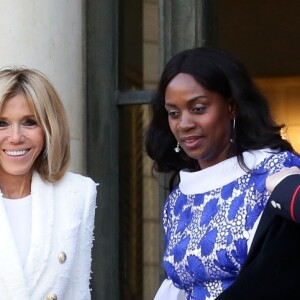 Brigitte Macron raccompagne Clar Weah, la femme du président du Libéria, après un déjeuner de travail au palais de l'Elysée à Paris le 21 février 2018. © Stéphane Lemouton / Bestimage