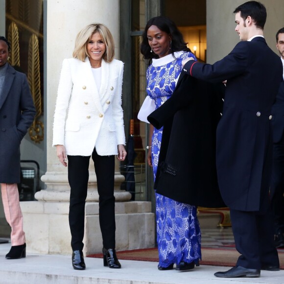 Brigitte Macron raccompagne Clar Weah, la femme du président du Libéria, après un déjeuner de travail au palais de l'Elysée à Paris le 21 février 2018. © Stéphane Lemouton / Bestimage