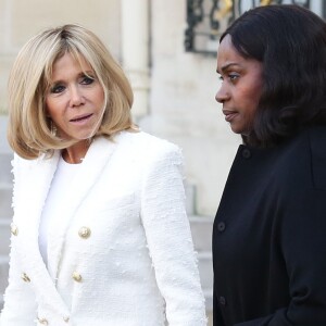 Brigitte Macron raccompagne Clar Weah, la femme du président du Libéria, après un déjeuner de travail au palais de l'Elysée à Paris le 21 février 2018. © Stéphane Lemouton / Bestimage