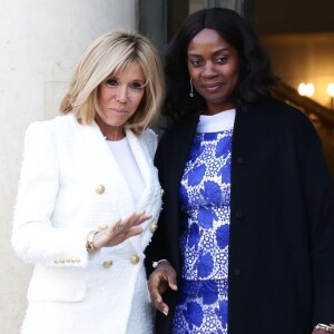 Brigitte Macron raccompagne Clar Weah, la femme du président du Libéria, après un déjeuner de travail au palais de l'Elysée à Paris le 21 février 2018. © Stéphane Lemouton / Bestimage