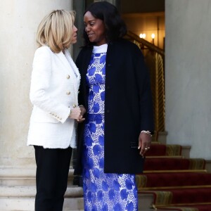 Brigitte Macron raccompagne Clar Weah, la femme du président du Libéria, après un déjeuner de travail au palais de l'Elysée à Paris le 21 février 2018. © Stéphane Lemouton / Bestimage