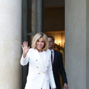 Brigitte Macron raccompagne Clar Weah, la femme du président du Libéria, après un déjeuner de travail au palais de l'Elysée à Paris le 21 février 2018. © Stéphane Lemouton / Bestimage