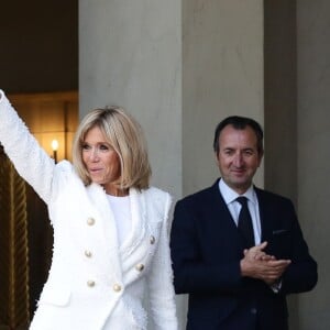 Brigitte Macron raccompagne Clar Weah, la femme du président du Libéria, après un déjeuner de travail au palais de l'Elysée à Paris le 21 février 2018. © Stéphane Lemouton / Bestimage