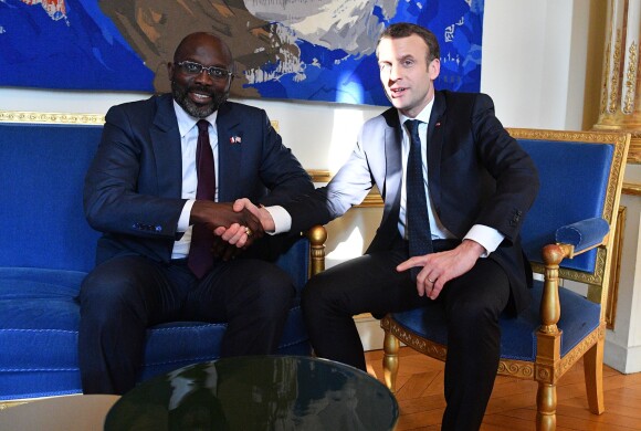 Le président Emmanuel Macron reçoit George Weah, président du Libéria, pour un entretien au palais de l'Elysée à Paris le 21 février 2018. © Christian Liewig / Pool / Bestimage