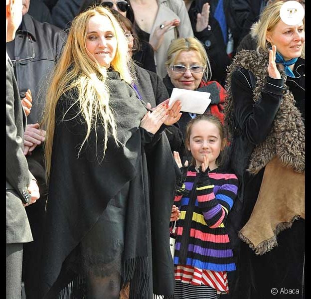 Alain Bashung Sa Femme Chloe Ses Enfants Et Ses Amis A La Sortie De L Eglise A Quelques Minutes Du Dernier Adieu Purepeople