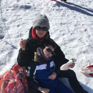 Eglantine Emeyé et son fils Samy au ski. Février 2018.