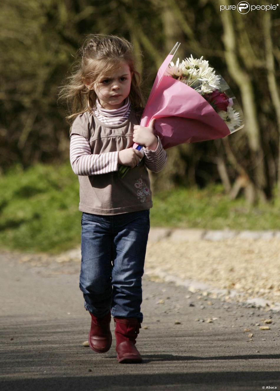 Une Petite Fille Apporte Des Fleurs Apres Le Deces De Jade Goody Purepeople Une Petite Fille Apporte Des Fleurs Apres Le Deces De Jade Goody Purepeople