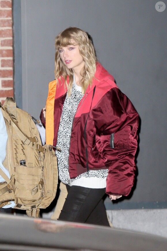 Taylor Swift à la sortie d'un immeuble à New York, le 13 novembre 2017.