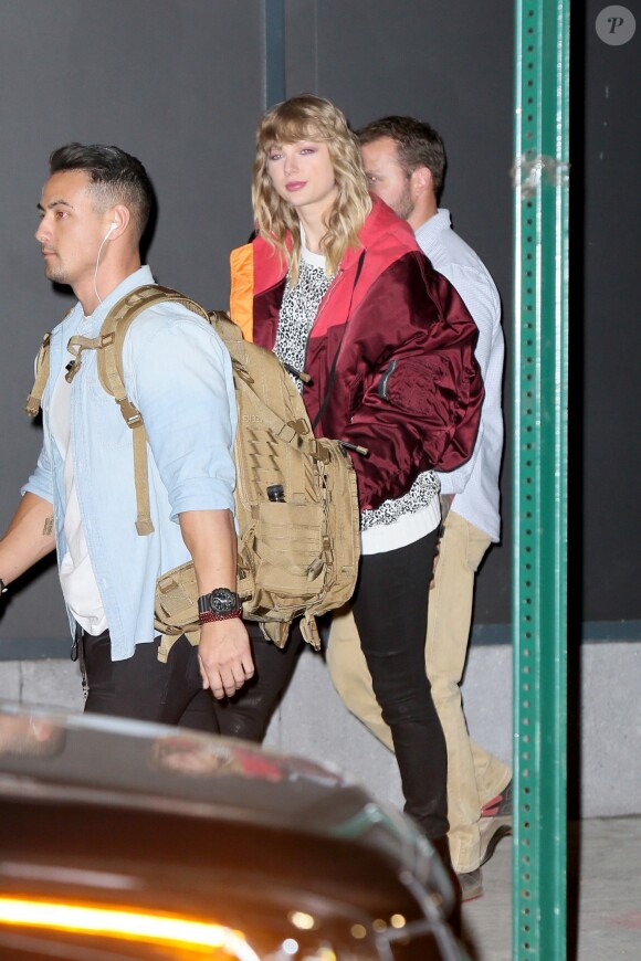 Taylor Swift à la sortie d'un immeuble à New York, le 13 novembre 2017.