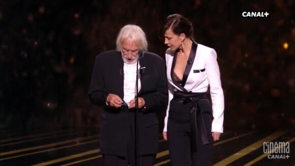 Sophie Marceau aux César du Cinéma 2018, montre son soutien-gorge.