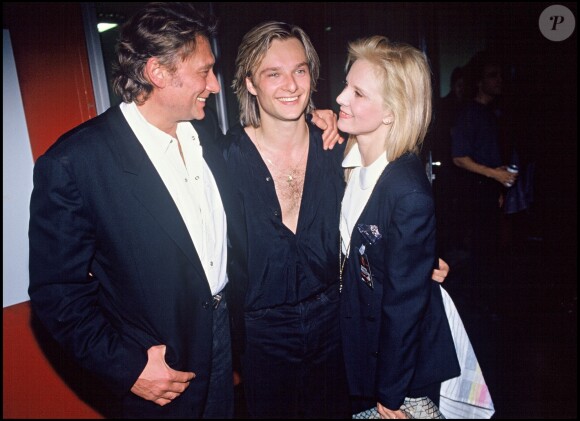 David Hallyday le soir de la première de sa tournée en 1991 avec son père Johnny Hallyday et sa mère Sylvie Vartan, à Paris, le 9 mars 1991.
