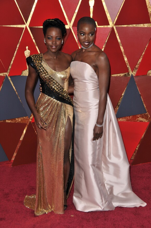 Lupita Nyong'o et Danai Gurira sur le tapis rouge des Oscars 2018 au Dolby Theatre, le 4 mars 2018.