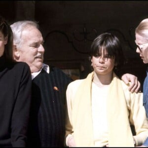 La princesse Grace, le prince Rainier et leurs filles, les princesses Stéphanie et Caroline, à Gstaad en 1980.