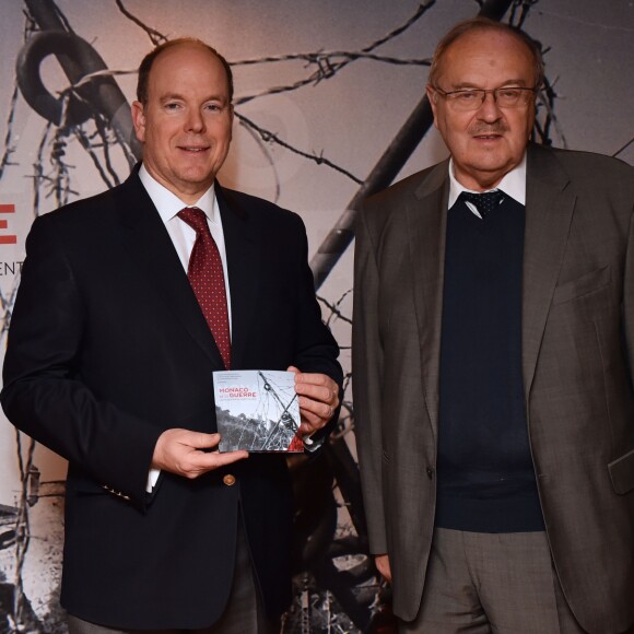 Le prince Albert II de Monaco avec Frédéric Laurent lors de la présentation au théâtre Princesse Grace le 1 mars 2018 du film documentaire "Monaco et la Guerre", réalisé par Frédéric Laurent. Un document qui a nécessité trois ans de travail et inclut les témoignages d'une trentaine de Monégasques. Ce film documentaire sera diffusé sur la chaine de Monaco Info. © Bruno Bebert / Pool retreint Monaco / Bestimage-Crystal